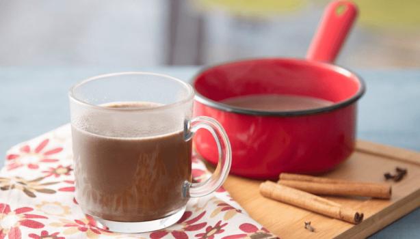 Chocolate quente: Como fazer o chocolate quente perfeito, xícara com chocolate e do lado canela