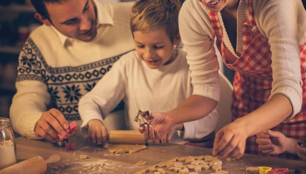 Sobremesas de Natal: uma família preparando biscoitos de natal