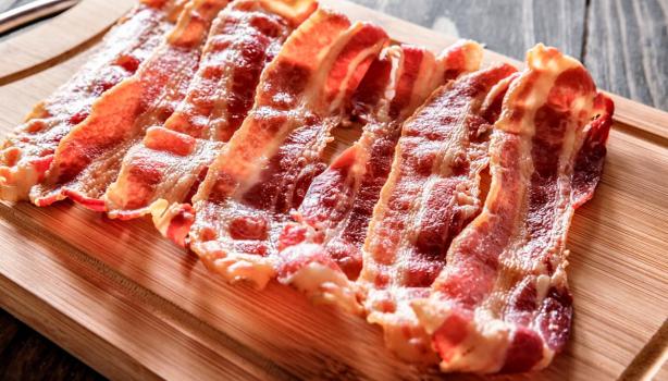 Bacon: Fatias de bacon na tábua de madeira