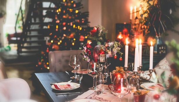 Árvore de Natal, velas, copos e muito mais