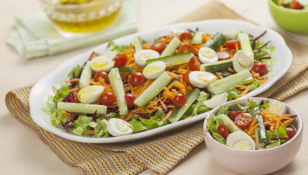 Saladas de Natal: Salada com ovo, tomate cereja, pepino e muito mais