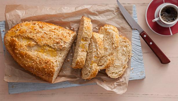 Como fazer pão caseiro perfeito: Pão cortado em três pedaços
