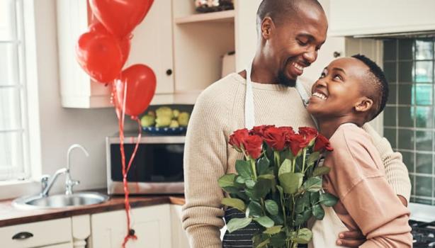 Dia do Amor: Casal negro se abraçando na cozinha