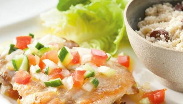 Vinagrete com salada em cima de um prato ao lado de uma tigela com farofa