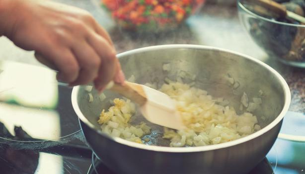 Cebola: uma pessoa cozinhando cebola na panela