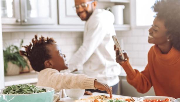 Dia das Mães: Família negra sorrindo na cozinha
