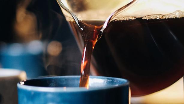 Dia do café: Café em uma jarra sendo derramado em uma xícara