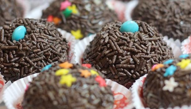Docinhos Fáceis: Vários brigadeiros em forminhas de celofane, enfeitados com confete