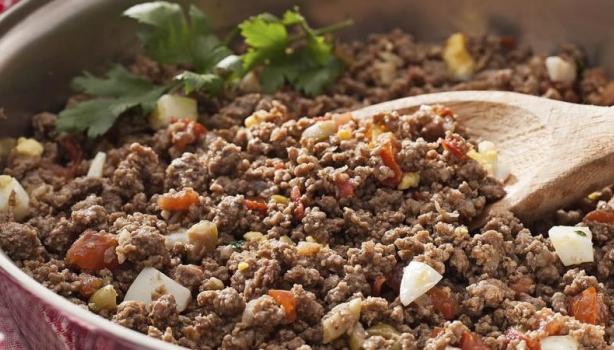 Dicas de janta rápida: Carne moída em uma panela com uma colher de madeira apoiada dentro