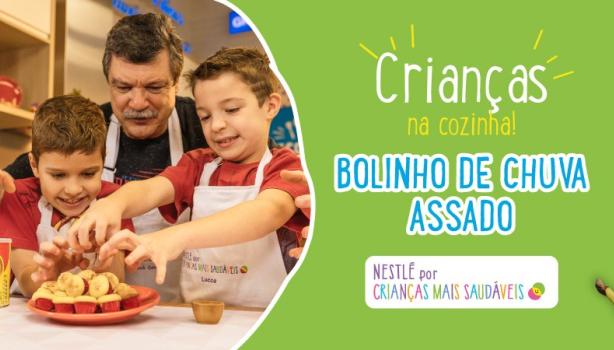 Imagem do Gentil e seus 2 netos Lucca e Davi com um prato de Bolinho de Chuva Assado e uma lata de Leite NINHO ao lado.