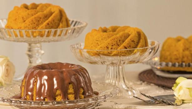 Bolo de cenoura fofinho: vários bolos de cenoura,1 deles com cobertura de chocolate