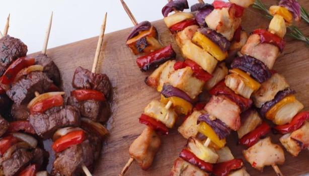 Receitas de churrasco: Espetinhos de carne com tomate e cebola e de frango com tomate, e muito mais.