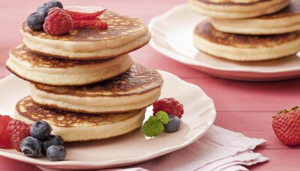 Panquecas com frutas no prato