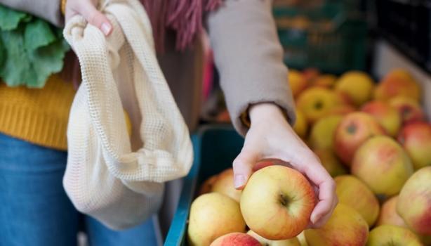 Frutas de Junho, Verduras de Junho: Mulher escolhendo uma maçã