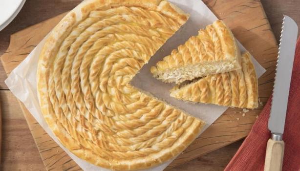 Torta de Frango com um pedaço cortado