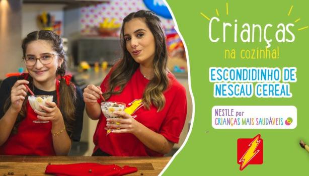 Imagem de duas meninas vestidas de vermelho, segurando taças com a receita e os dizeres com o nome do vídeo e da receita