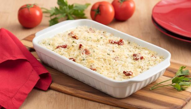Refratário com arroz feito no forno e queijo por cima