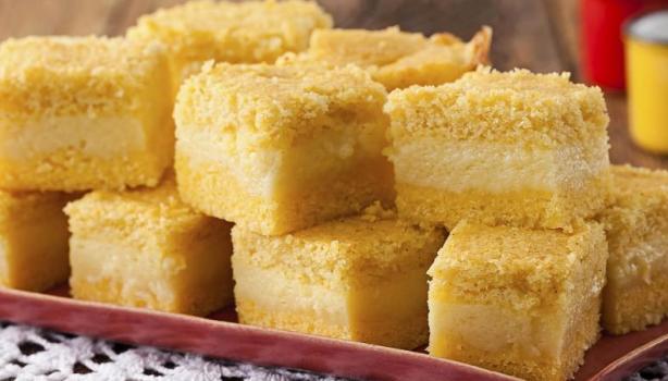 Prato com vários pedaços de bolo de fubá