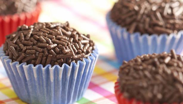4 brigadeiros dentro da forminha
