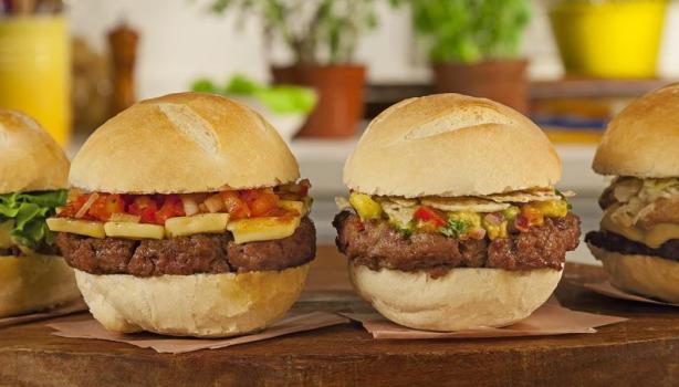 Quatro sanduíches de hambúrguer sobre uma bancada