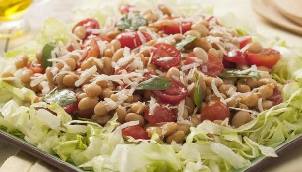 Prato quadrado com salada de alface com grão-de-bico, tomates cereja e queijo ralado