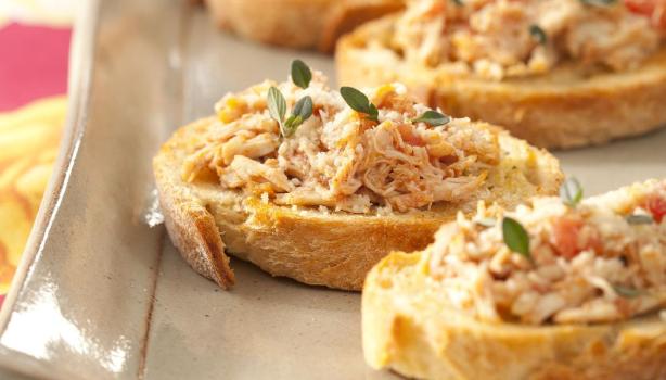 Antepasto: Bruschettas com Frango Desfiado