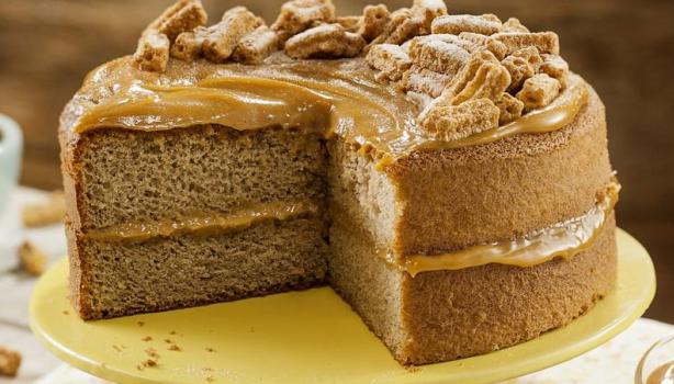 Bolo de doce de leite sobre uma forma amarela
