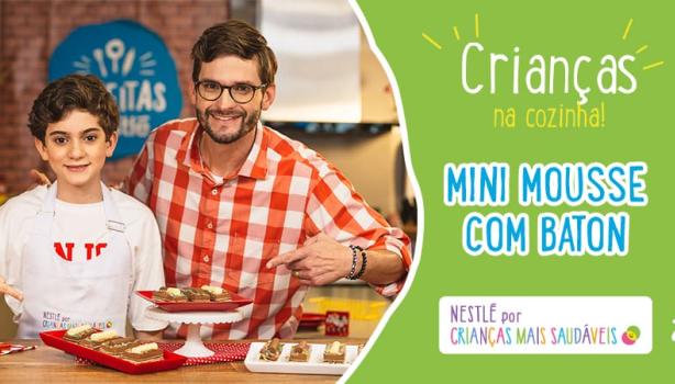 Montagem de uma foto de um menino e homem alto, perto de uma bancada com doces e os dizeres do programa à direita