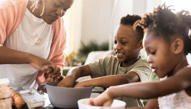Mês das Crianças: mãe cozinhando com os filhos
