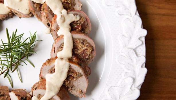 Receitas com carne suína: Mignon Suíno Recheado com Tâmaras ao Molho Cremoso de Vinho