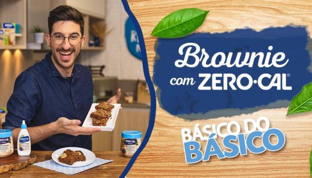 Montagem de um menino com camisa azul segurando um brownie e os dizeres do programa ao lado direito com a logomarca