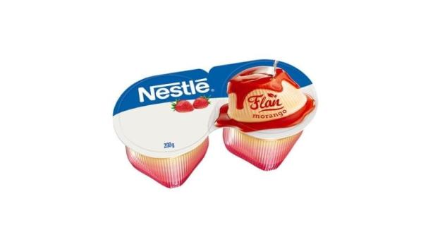 Flan Nestlé com calda de Morango