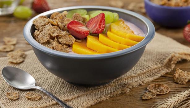 Receitas com iogurte: Poke de Iogurte com Frutas e Cereal