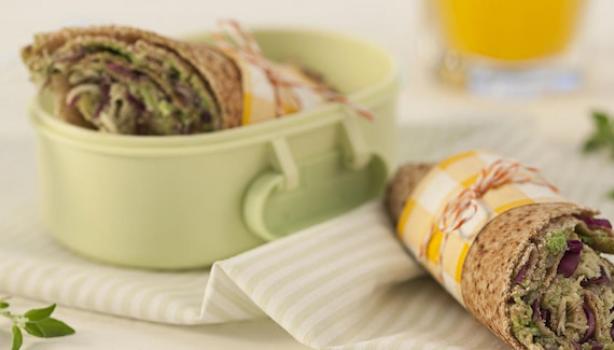 Wrap Integral com Pasta de Rúcula, Repolho Roxo e Frango