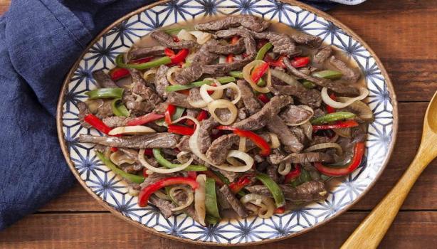 Carne em Tiras com Cebola e Pimentão