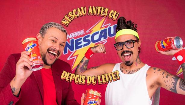 Imagem de dois homens, um com roupas formais e outro com roupa esportiva, num fundo vermelho com o logo de Nescau