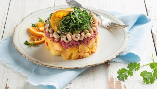 Salada de banana-da-terra, feijão-fradinho, carne-seca e couve-manteiga
