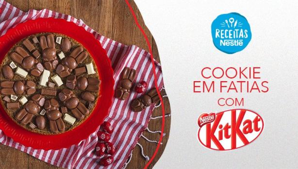 Imagem vista de cima de uma receita redonda decorada com chocolates e à direita os dizeres com o nome do programa