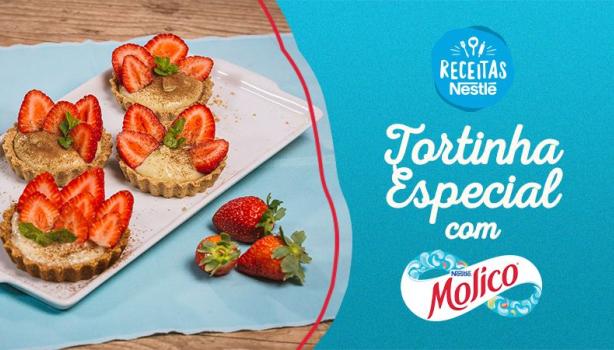 Montagem com imagem de tortinhas com morango ao lado do nome da receita, com fundo azul e logo de Molico e Receitas Nestlé