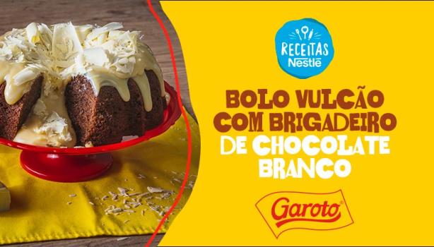 Imagem do bolo à esquerda e ao lado o título da receita, com fundo chapado em amarelo e logo de Garoto e Receitas Nestlé