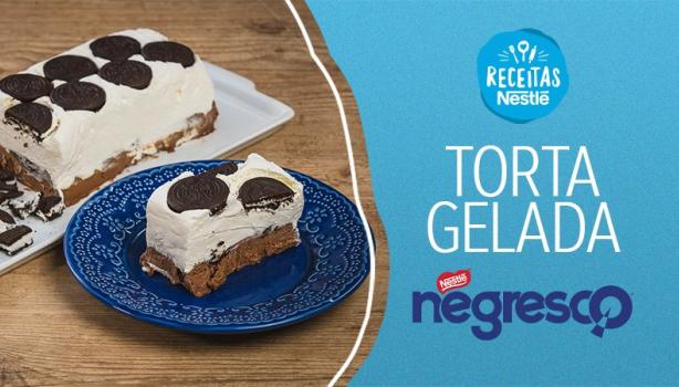 Montagem com a imagem da torta à esquerda e ao lado o título da receita, com fundo azul e logo de NEGRESCO e Receitas Nestlé