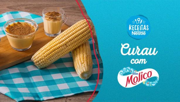 Montagem com a imagem da receita à esquerda e ao lado o título, com fundo chapado em azul e logo de Molico e Receitas Nestlé.