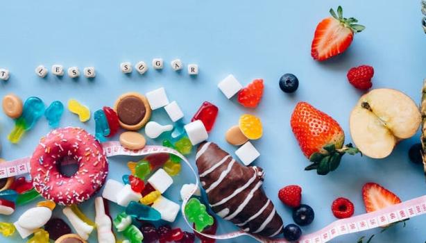 Doces e frutas misturados