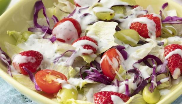 Salada com Molho Refrescante e Frutas