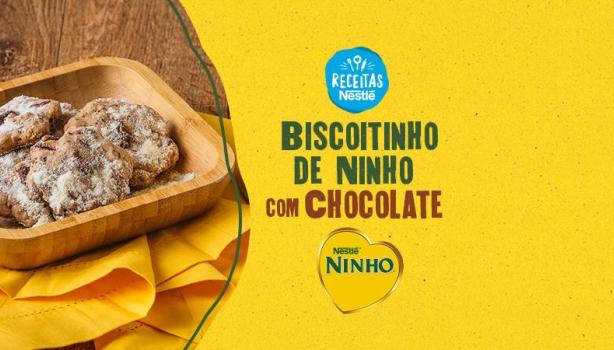 Montagem com a imagem da receita à esquerda e ao lado o título, com fundo em amarelo e logo de Ninho e Receitas Nestlé.