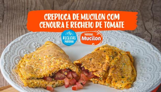 Fotografia da receita de crepioca de cenoura com o título e o logotipo de Mucilon e Receitas Nestlé.