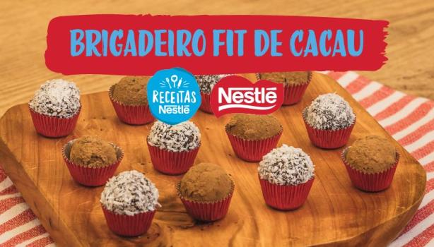 Montagem com a imagem da receita ao centro e acima o título, fundo chapado em vermelho e logo Dois Frades e Receitas Nestlé.