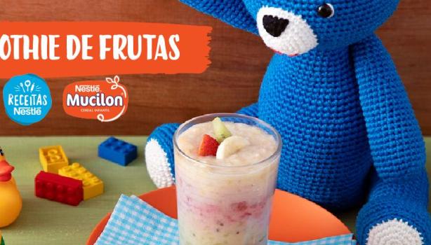 Fotografia da receita de smoothie de frutas com o título e o logotipo de Mucilon e Receitas Nestlé.