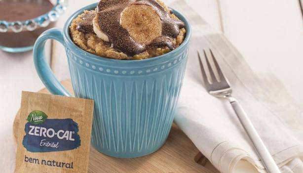 Bolo de Caneca de Banana com Calda de Cacau em cima da mesa