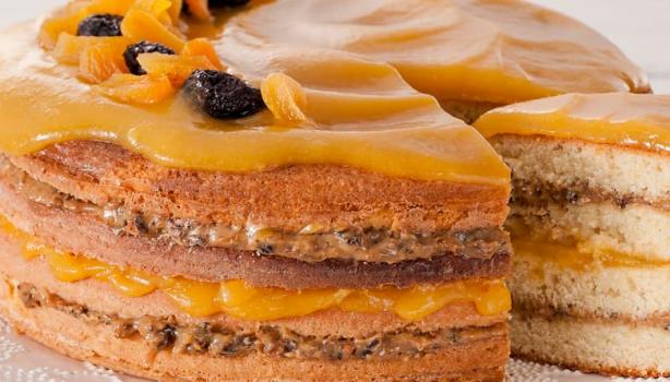 Bolo de coco com recheio de doce de leite e ameixas